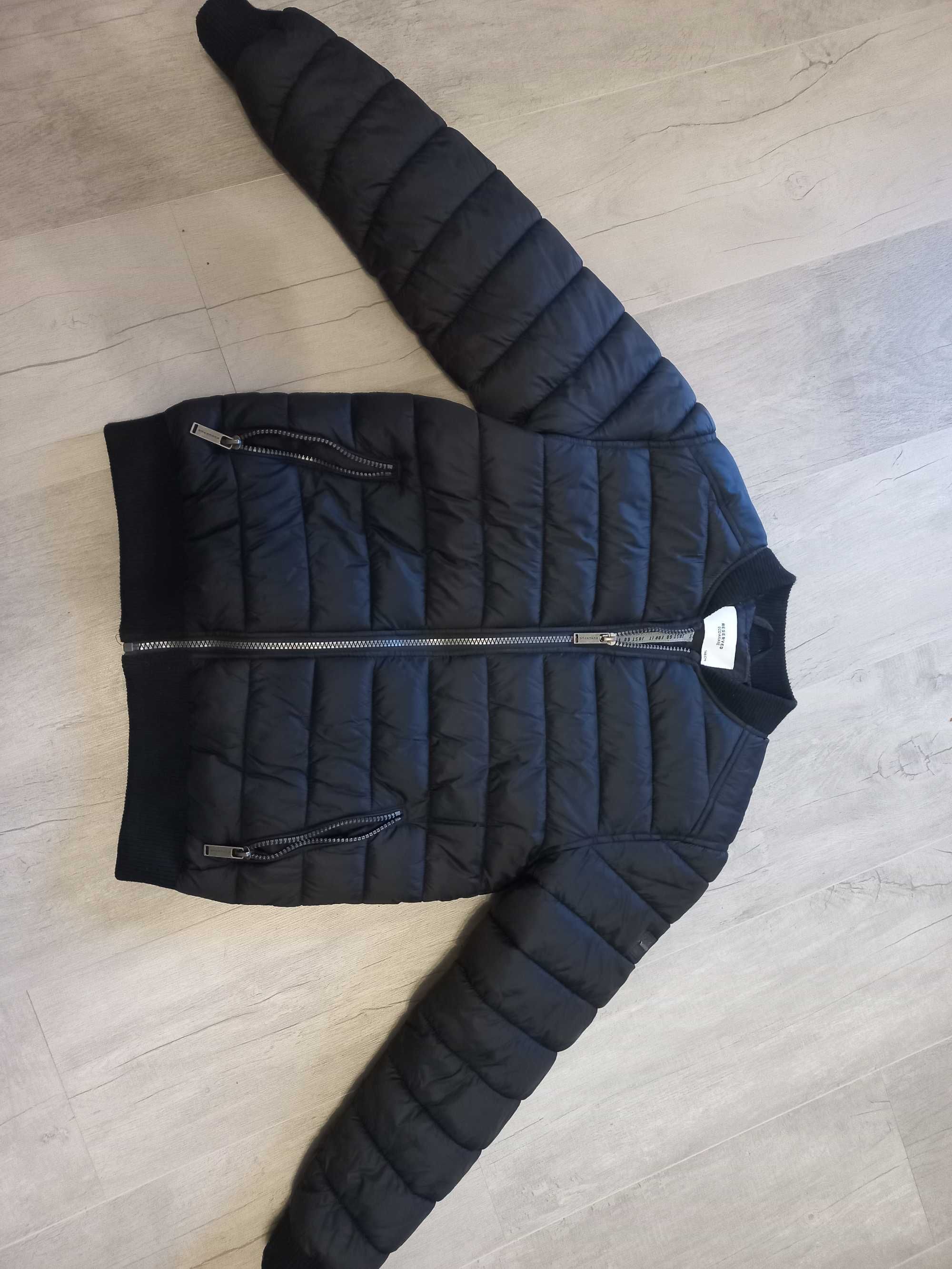 продам детскую куртку