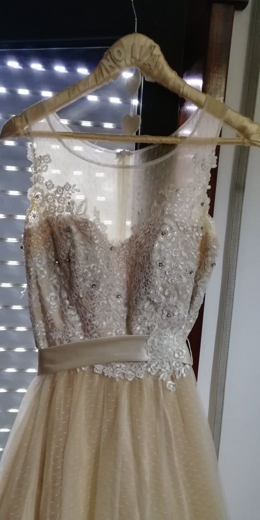 Vestido Noiva com saiote e véu Amour Glamour