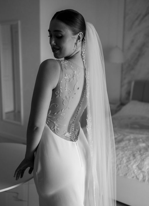 Весільна сукня силуетна з відкритою спиною