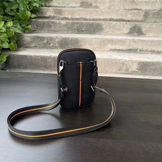 Сумка Tumi McLaren для телефону через плече.
