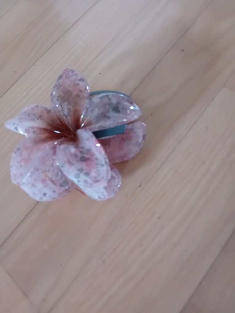 Nowa sliczna spinka do włosów