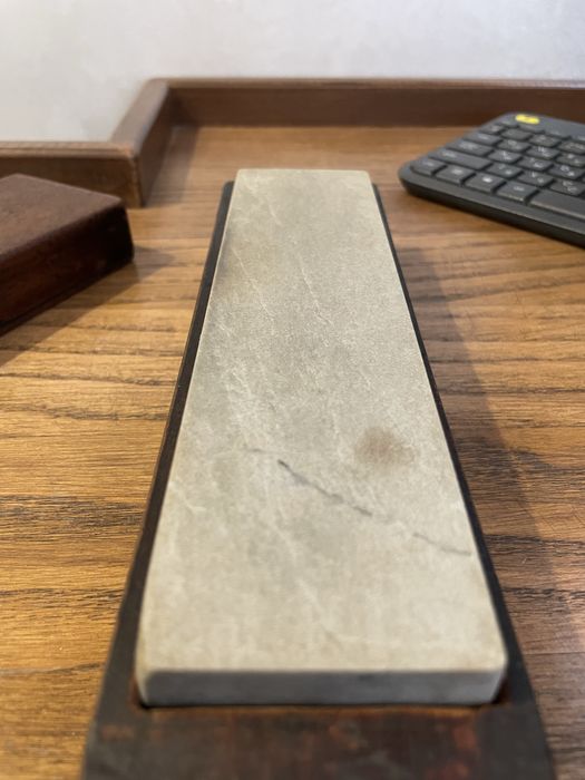 Заточний камінь, думаю що вашита але точно не знаю