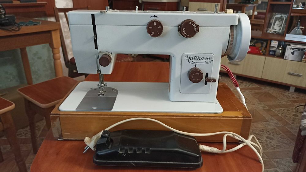 Дешево. Майже нова змащена налаштована швейна машинка "Чайка 143".