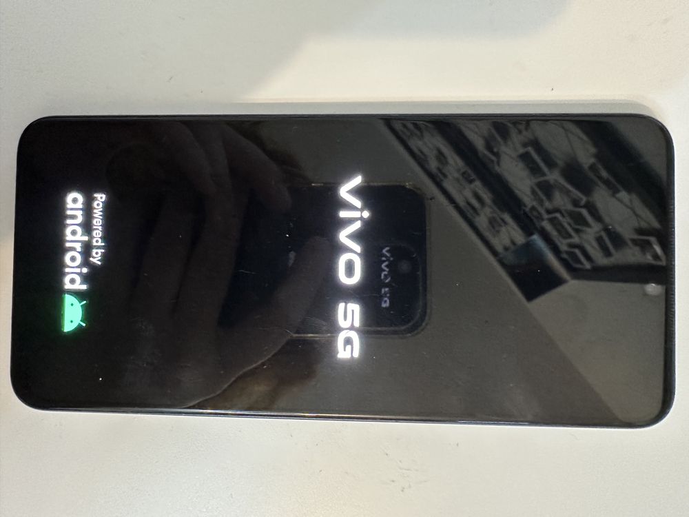 Vivo V23 5G - wyjątkowy smartfon z potrójnym aparatem fotograficznym.