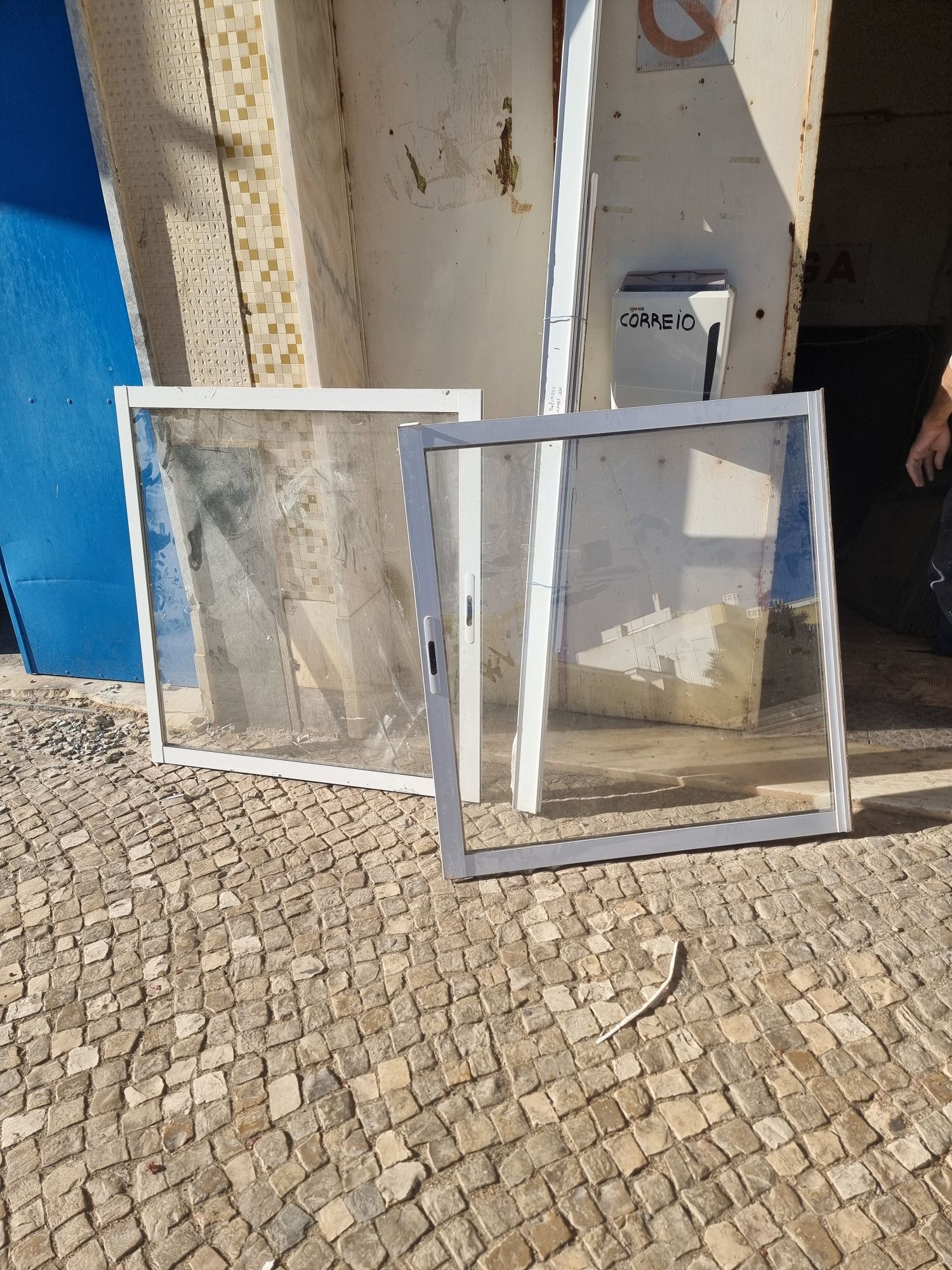 Janela de alumínio branca de duas folhas com vidro duplo