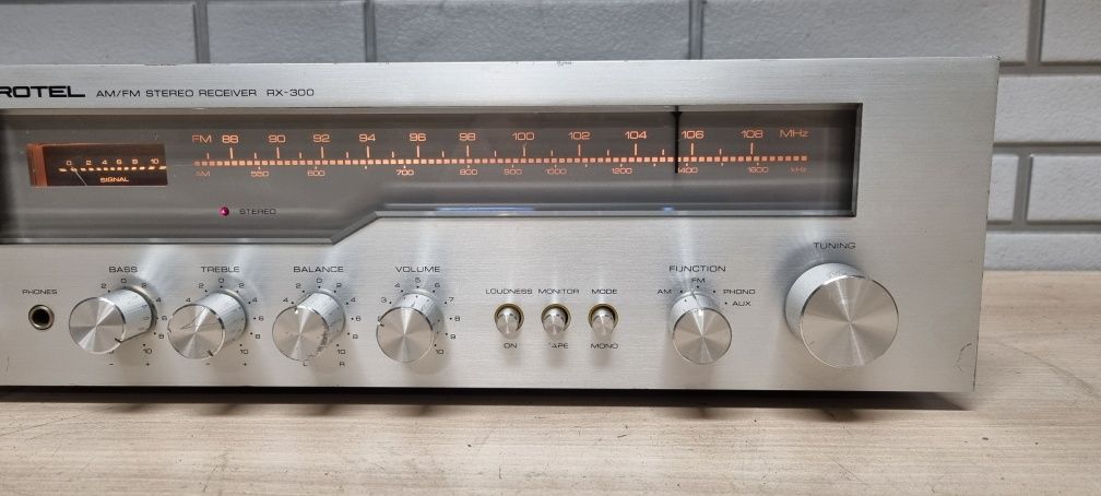 Amplituner ROTEL RX-300. HI-FI stereo