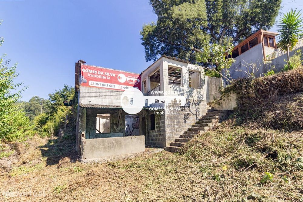 Moradia tri-familiar em ruína com afetação de comércio e habitação