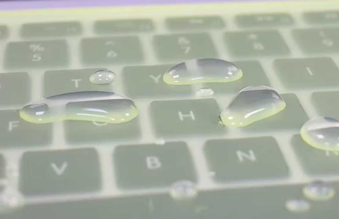Uniwersalna osłona na klawiaturę laptopa