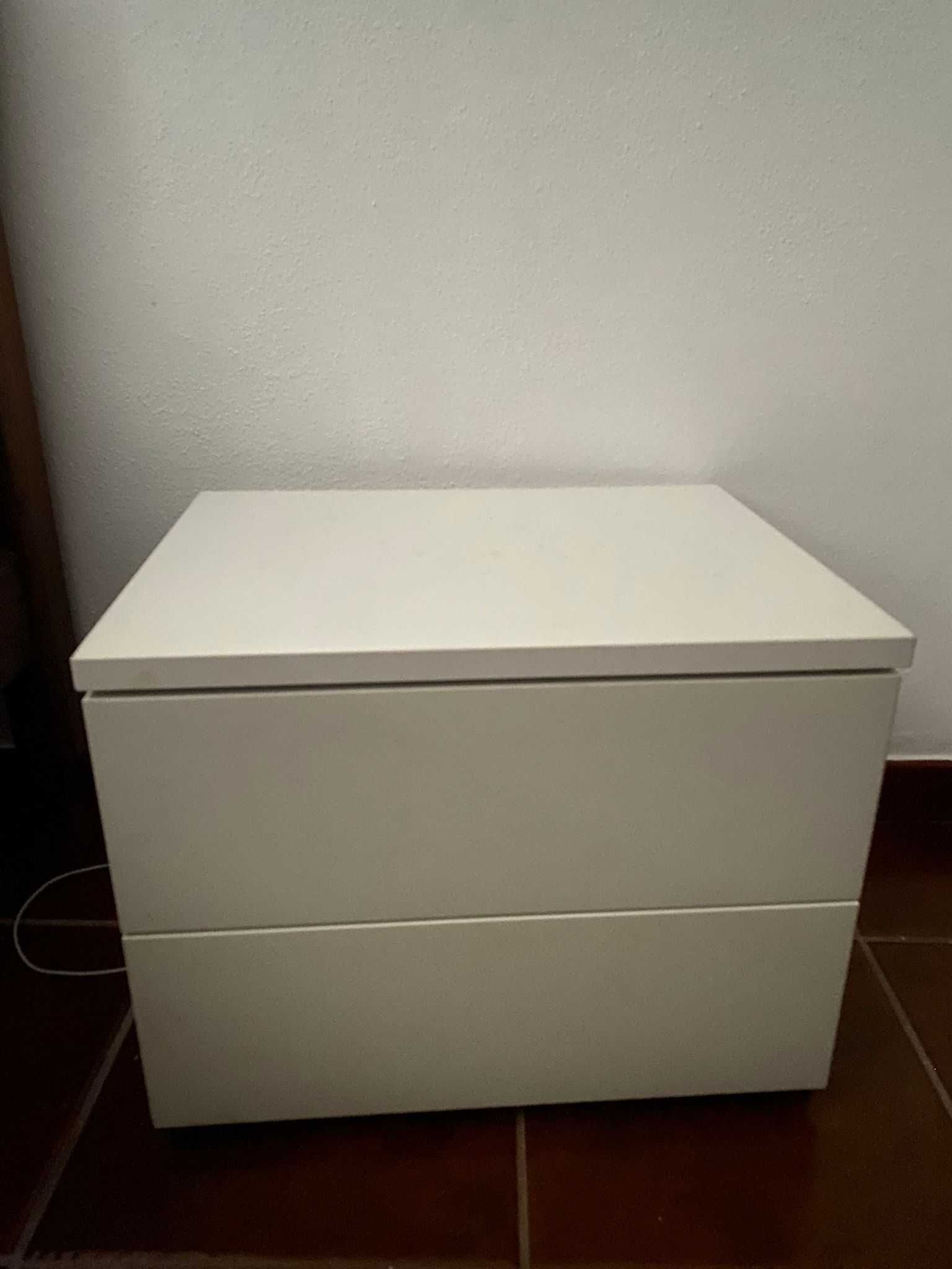 Conjunto cama e mesa de cabeceira novos