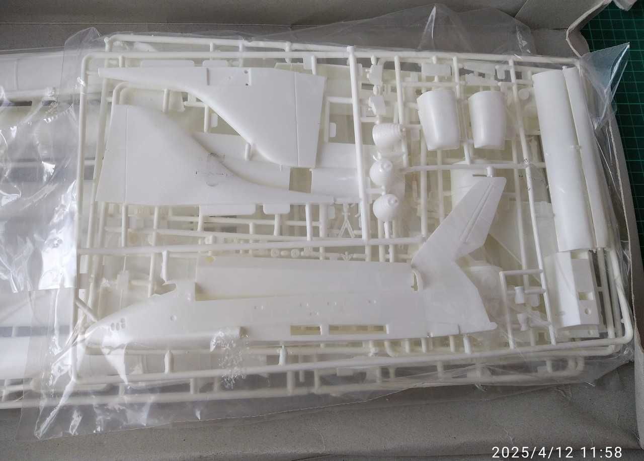 Revell Space Shuttle Discovery & Booster Rockets 1/144