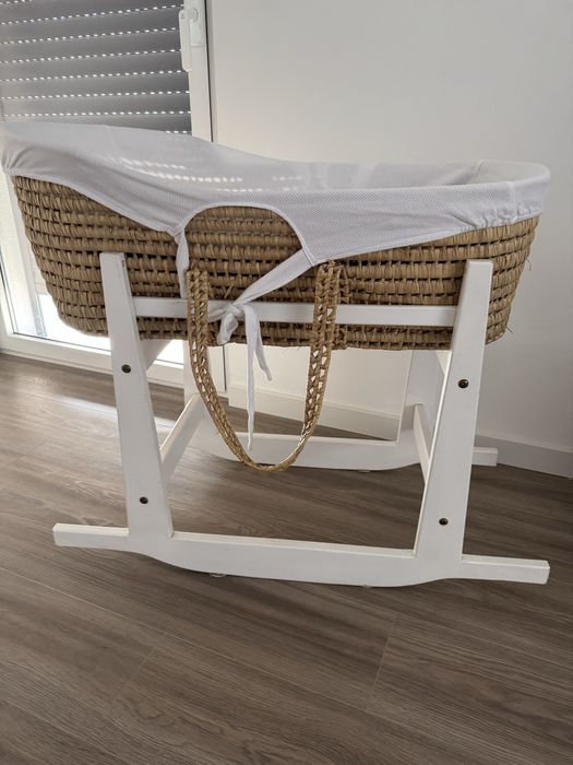 Alcofa de verga e suporte em madeira