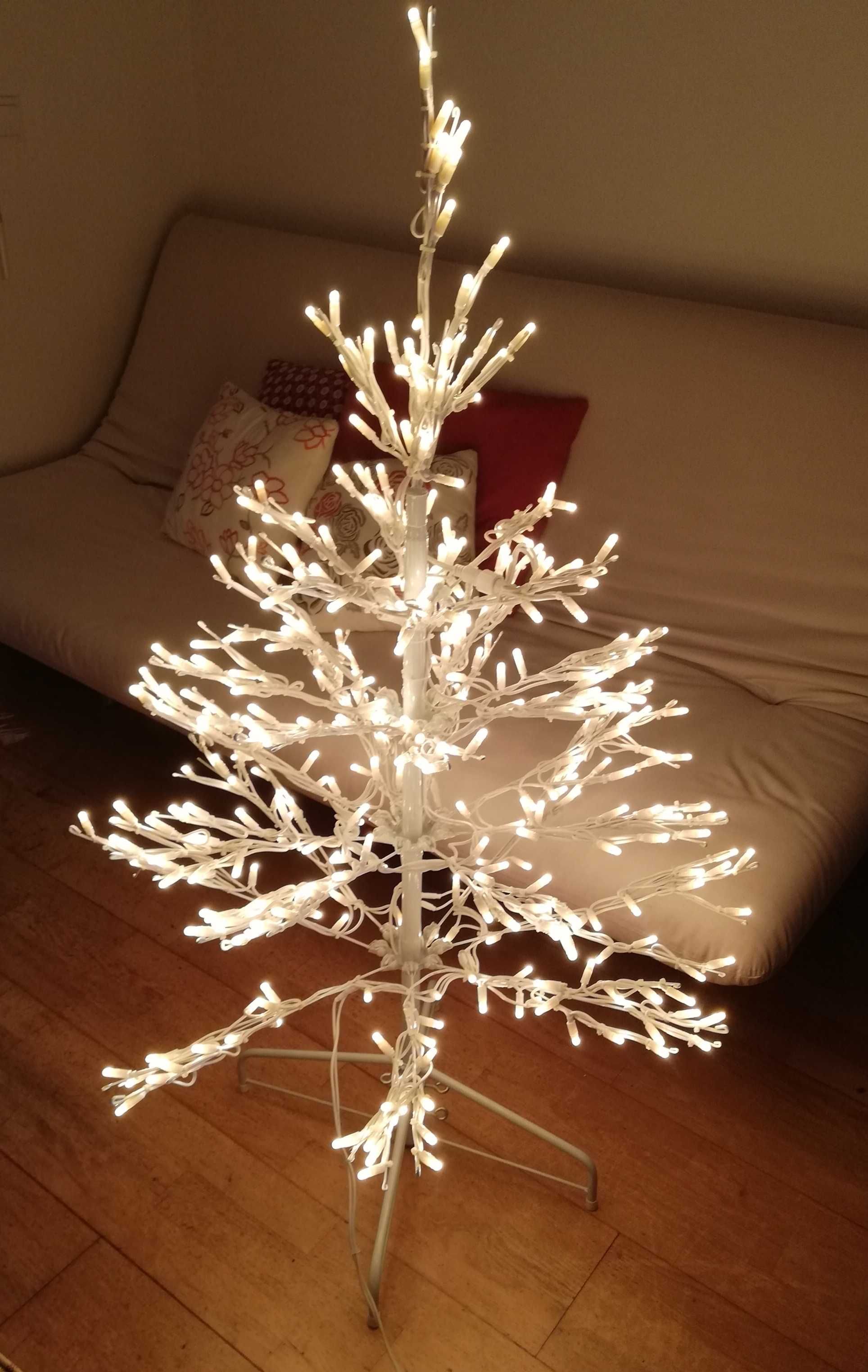 Árvore de Natal luminosa em metal branco (pode colocar-se no exterior)