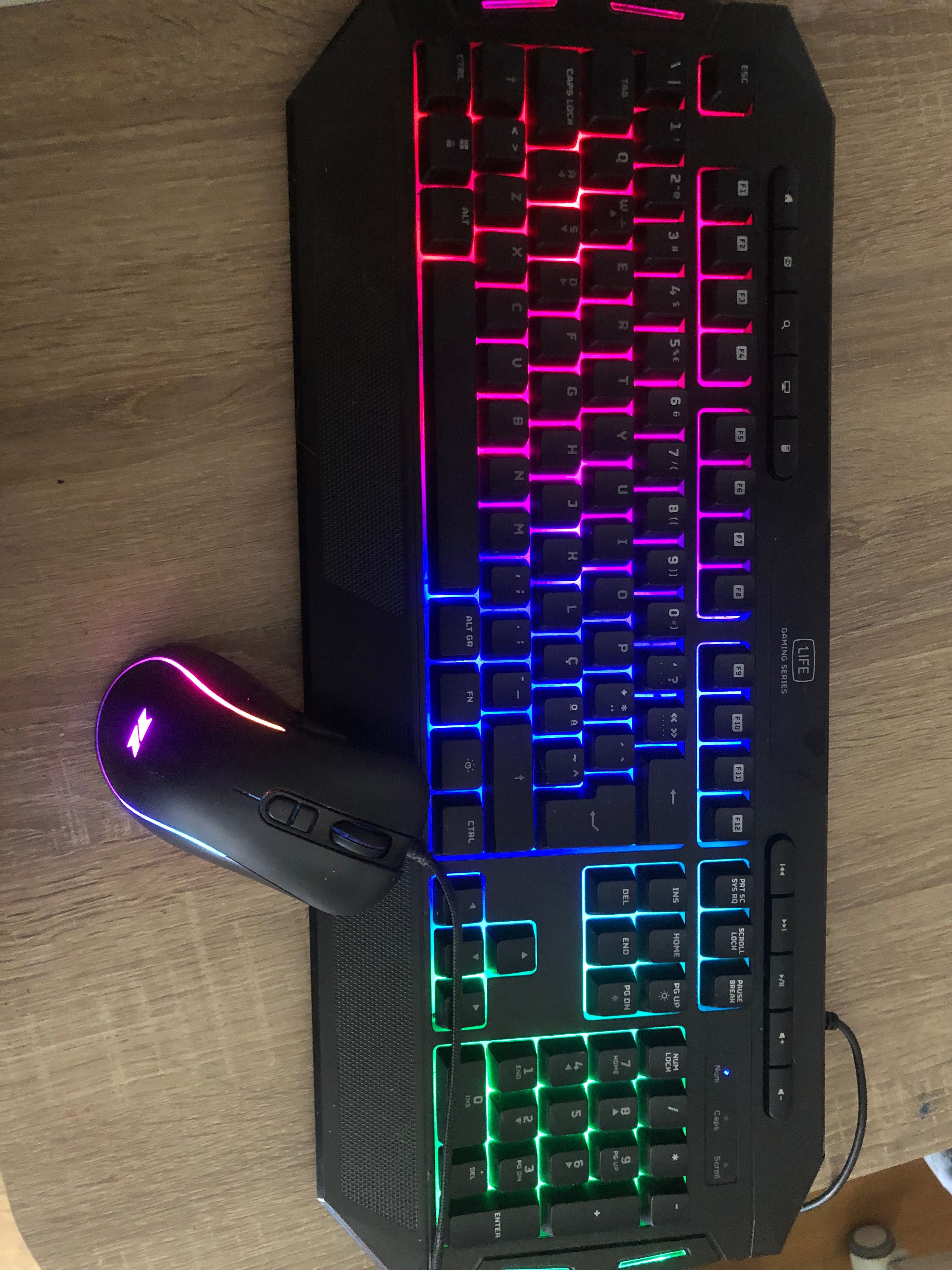 Teclado RGB Rainbow e rato de 6400 DPI RGB