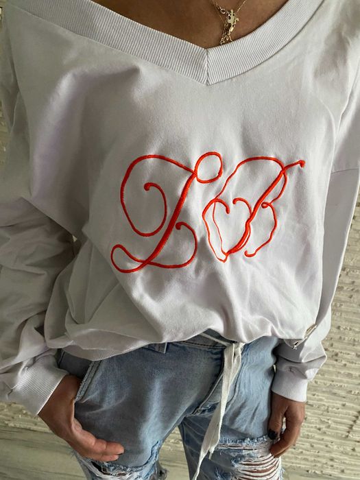 Lola Bianka bluza na jedno ramię oversize logo blaszka Uni