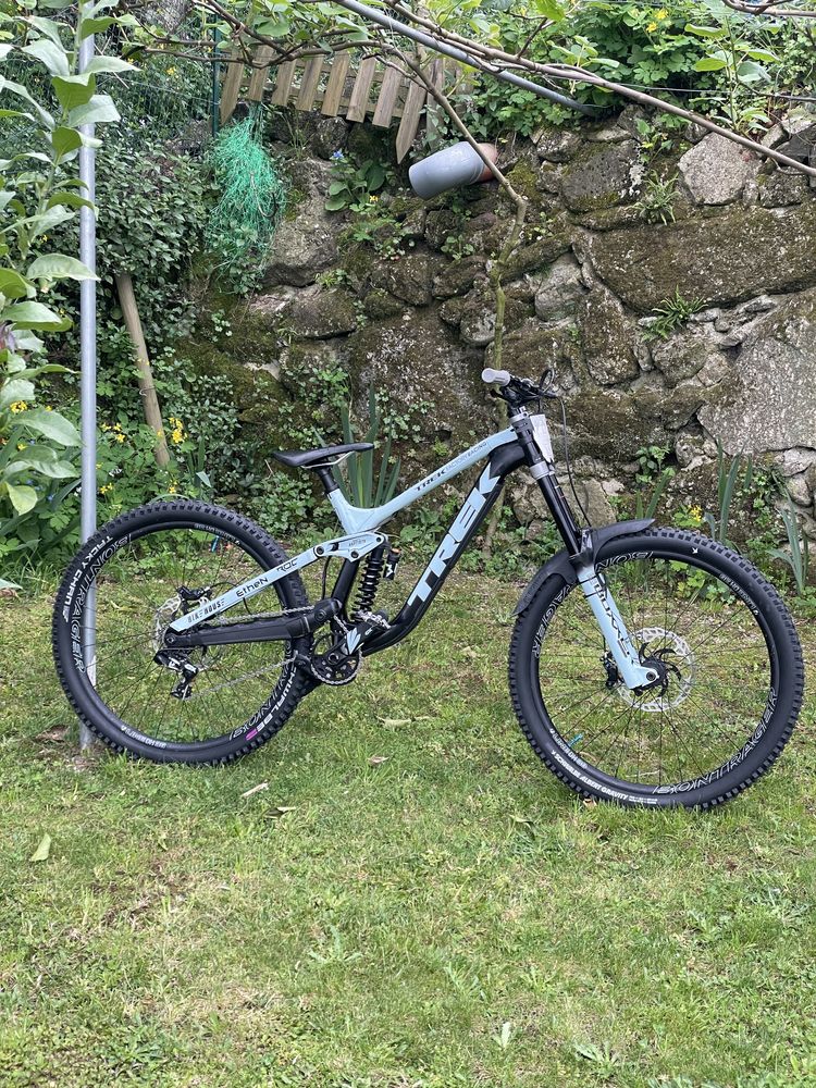 Trek session 8 2023 Downhill R2