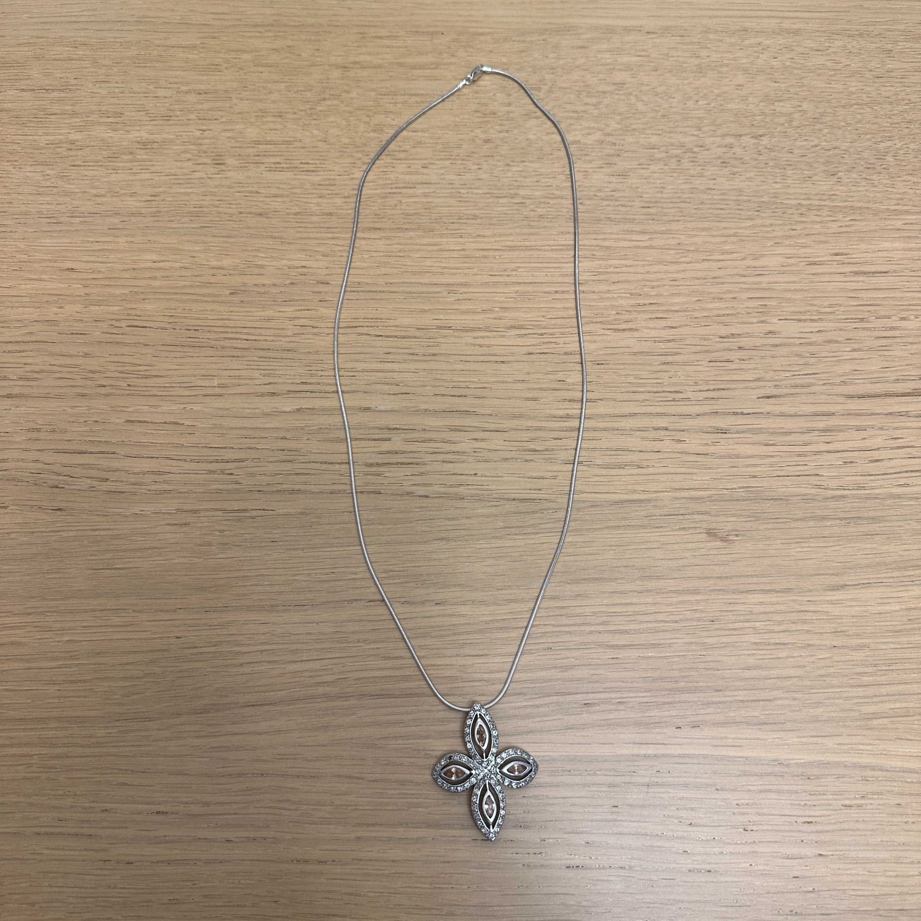 Srebrny naszyjnik z krzyżem z cyrkoniami i kwarcem dymnym długi