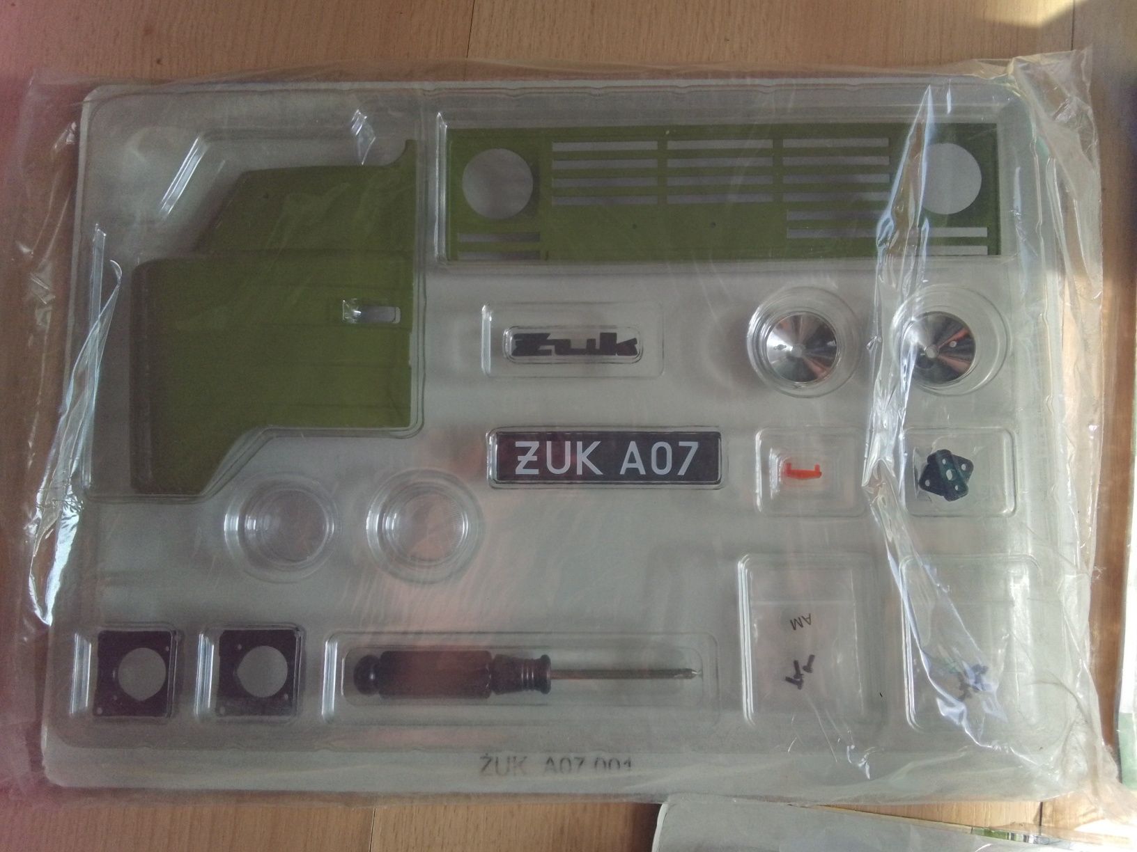 Żuk model A07 do składania model kultowego dostawczaka zostały cześć 1