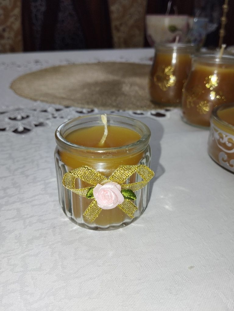 Elegancka Świeca z Prawdziwego Wosku Pszczelego w Ozdobnym Szkle.