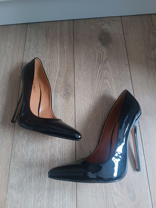 Czarne lakierowane szpilki