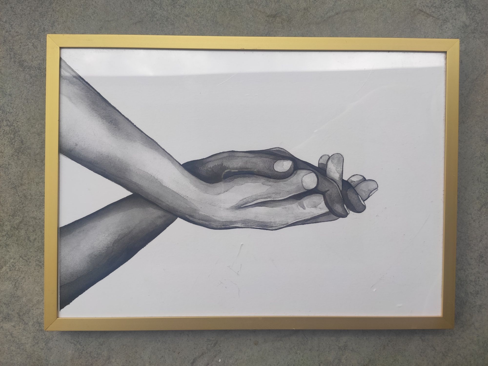 Obraz w złotej ramie splecione dłonie