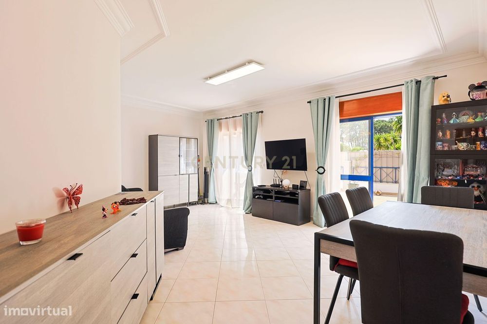 Apartamento T2 nas Quintinhas, Charneca de Caparica, com Terraço e Gar