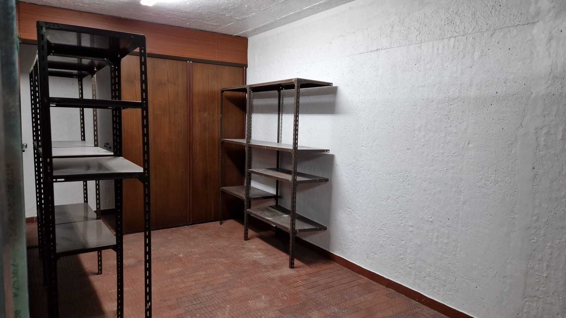 Arrecadação Portimão com Prateleiras - Fechada - 19m2 - Porta 1,95m