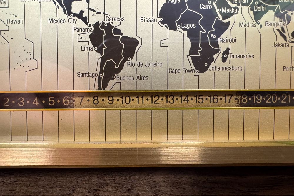 Zegar gabinetowy Junghans WORLDTIME UP-TO-DATE