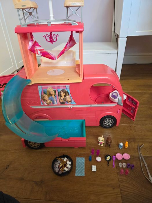 Mattel Barbie Kamper z basenem i zjeżdżalnią