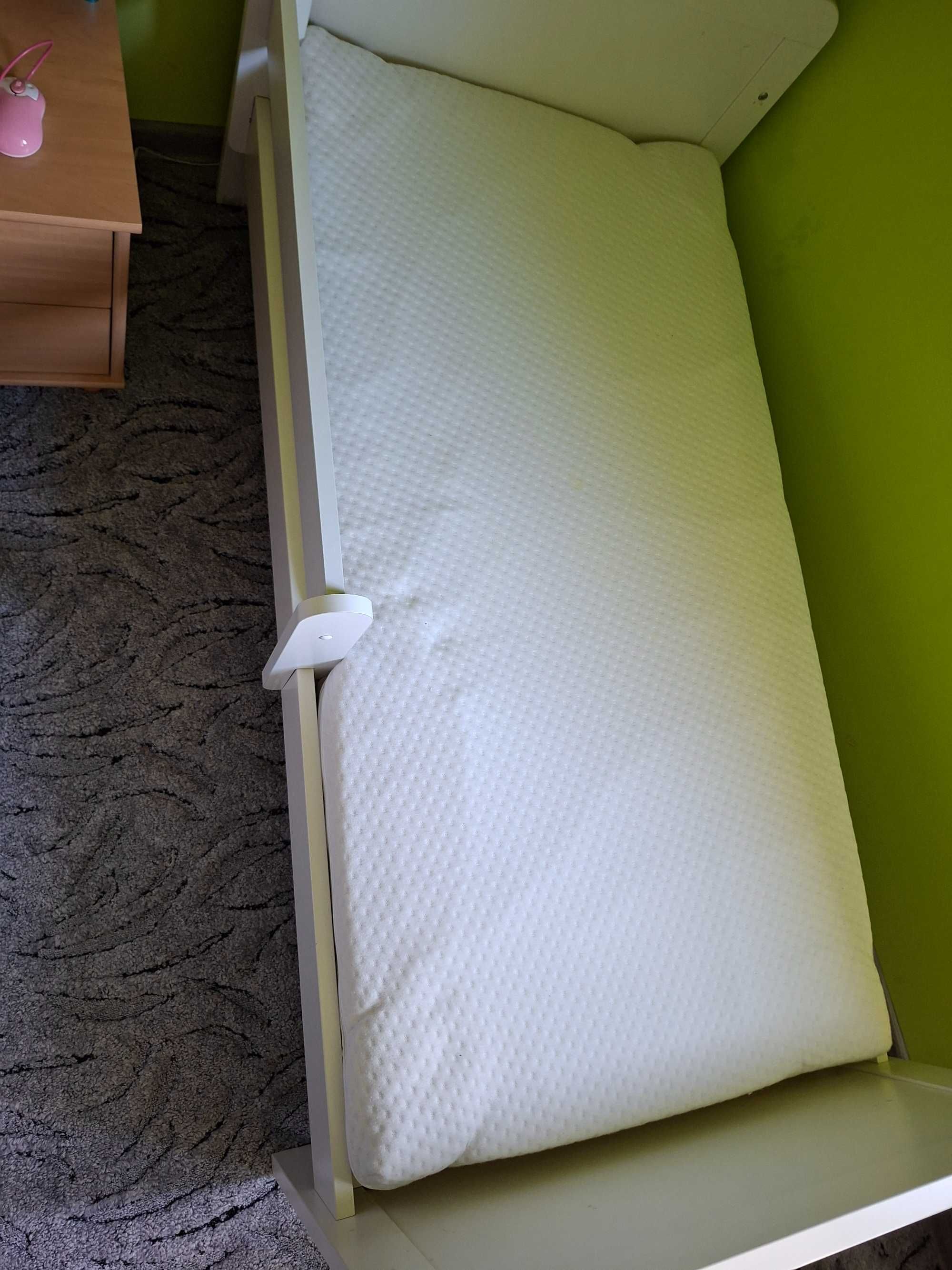 Sprzedam łóżko dzieciece z materacem