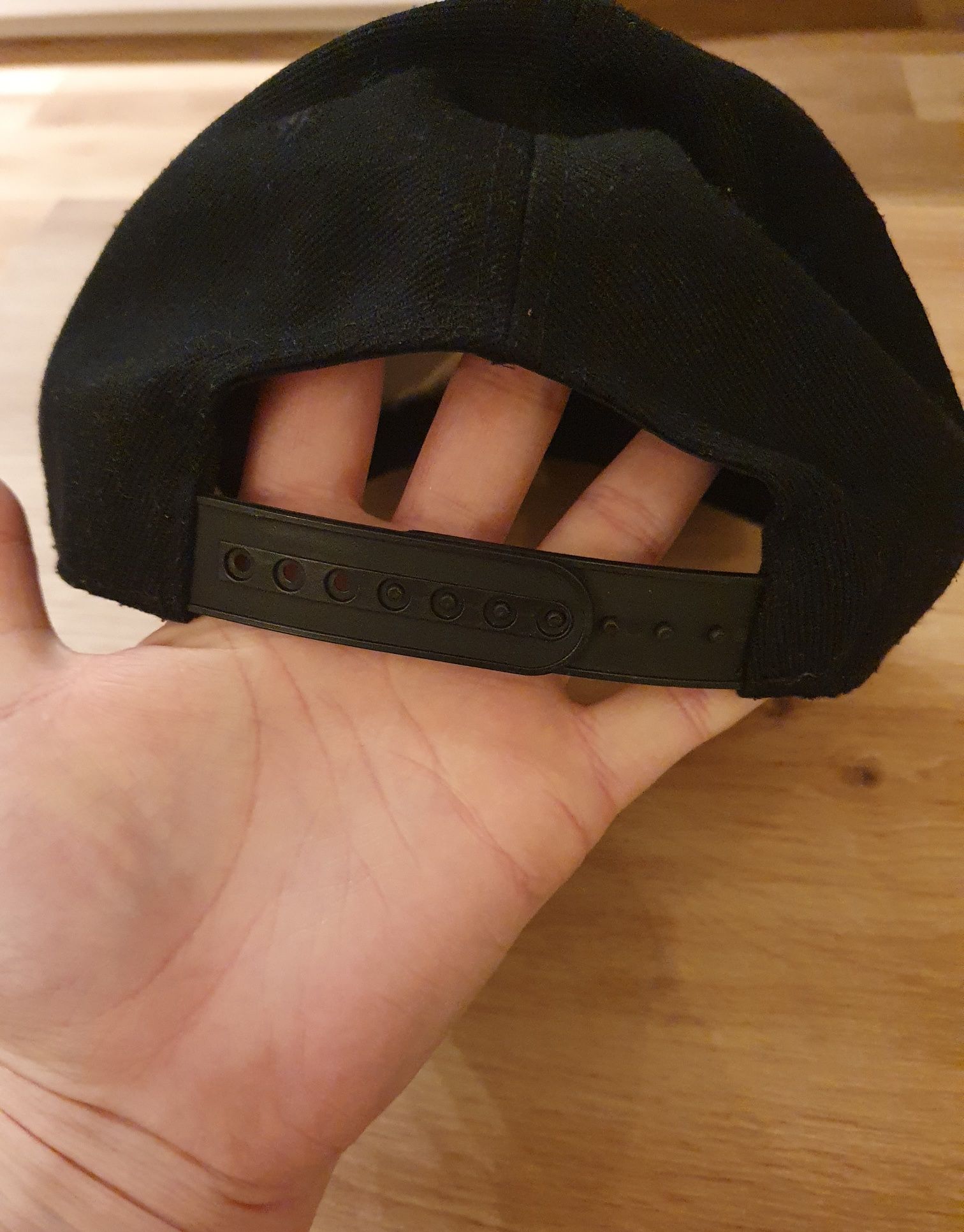 Czarna czapka z daszkiem full-cap