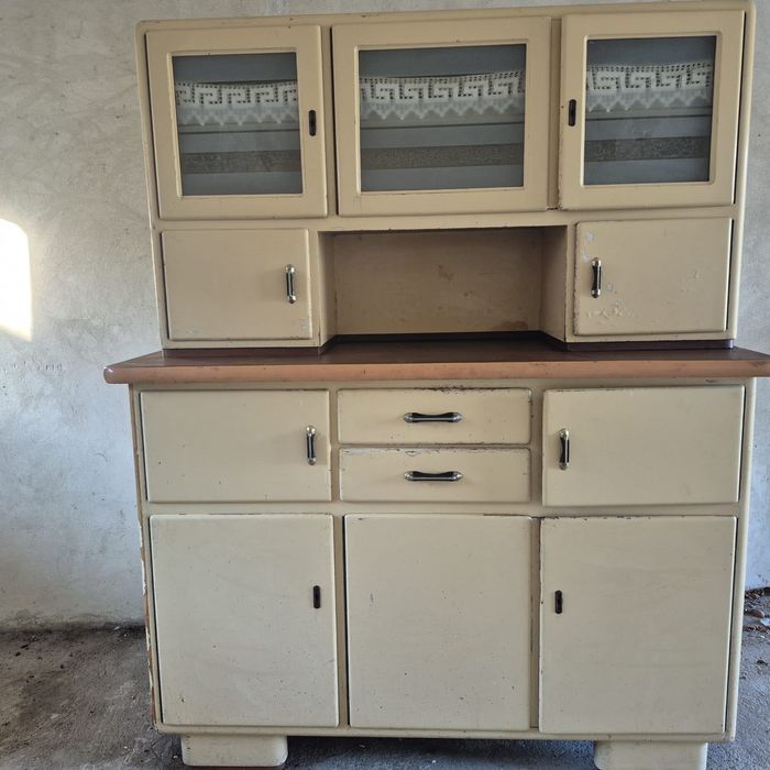 Stary kredens do renowacji