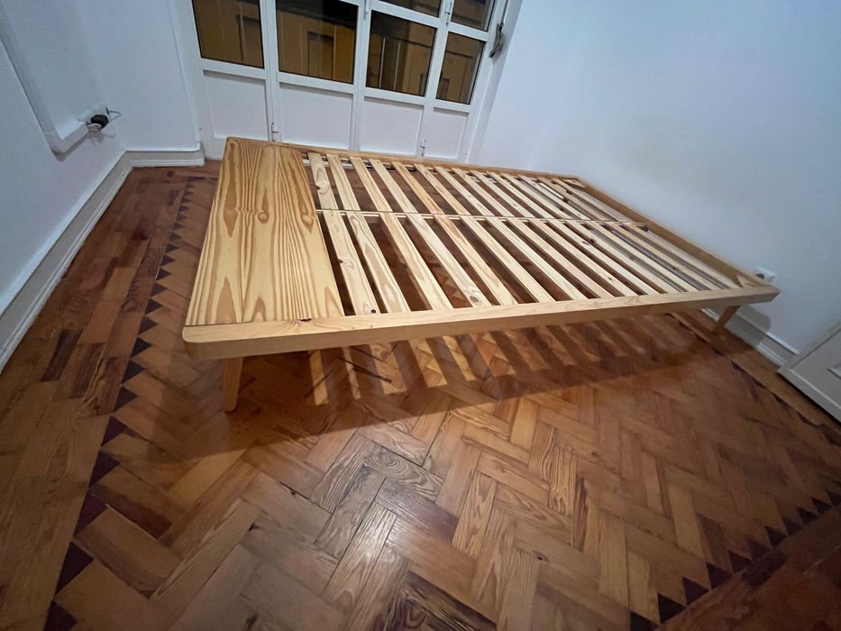 Cama de casal de madeira (sem colchão)