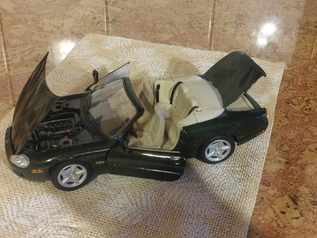 Model Jaguar XK 8 firmy maisto