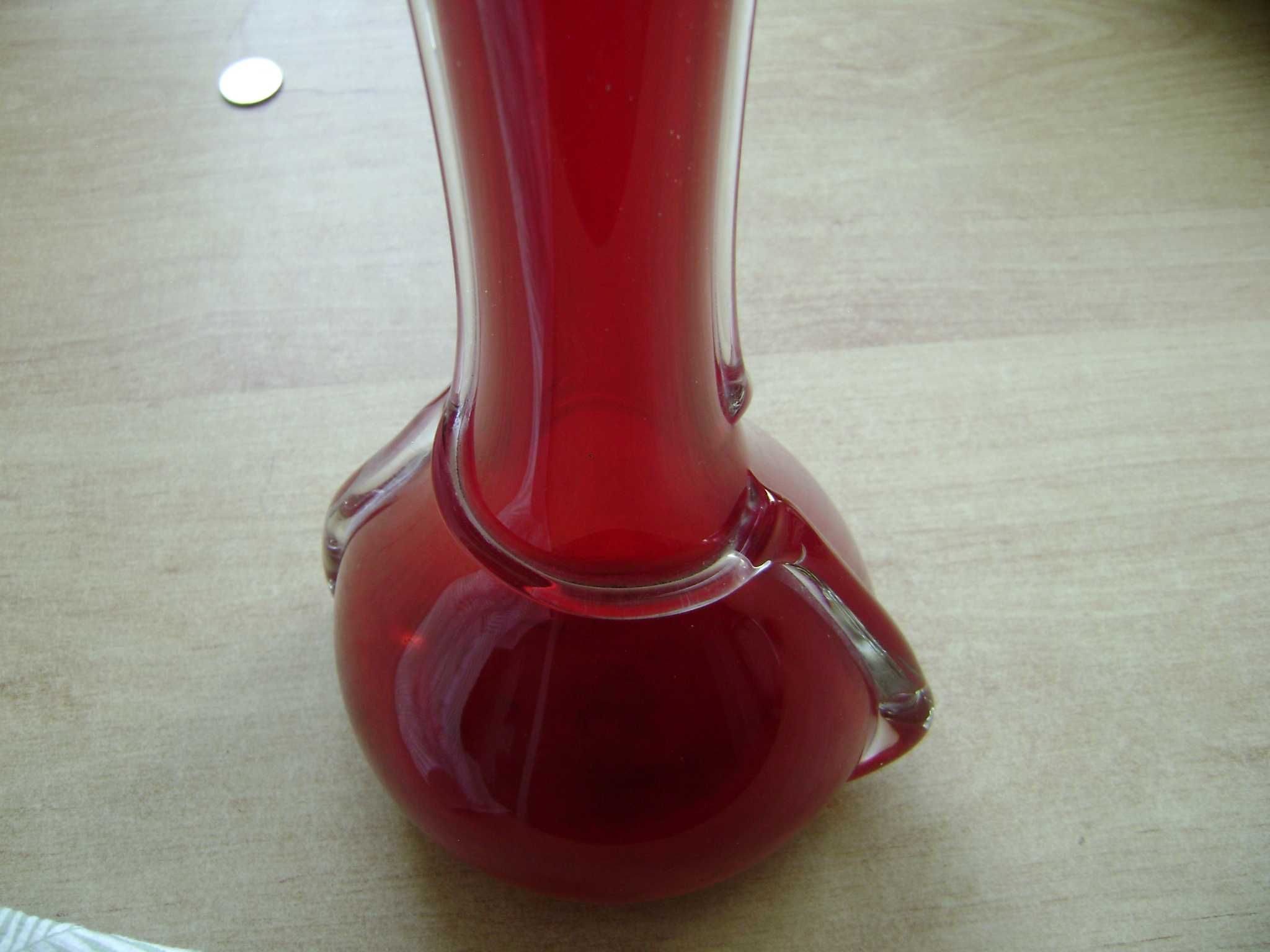 Starocie z PRL - Szkło kolorowe = Wazon czerwony 44 cm wysokości