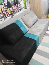 Sofa rozkładana z pojemnikiem i poduszkami