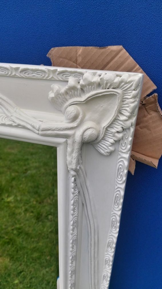 Lustro w białej ozdobnej ramie – 57x107 cm

Sprzedam eleganckie lustro