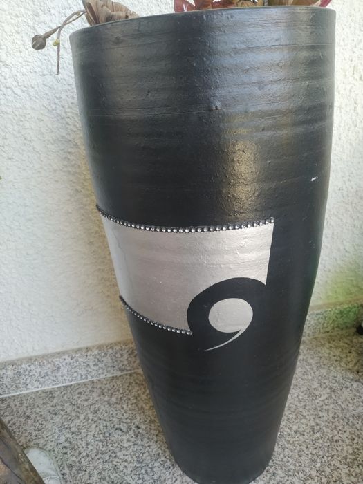 Jarrão preto e prateado