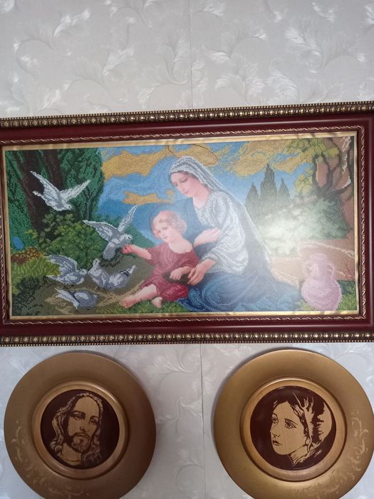 Діва Марія з Ісусом годують голубів