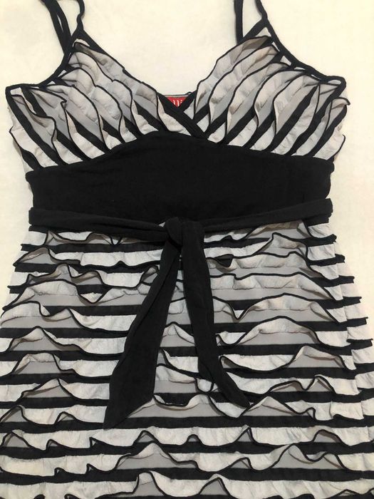 Vestido com folhos