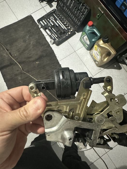 Fechadura de Porta Mercedes W202 – Lado do Pendura