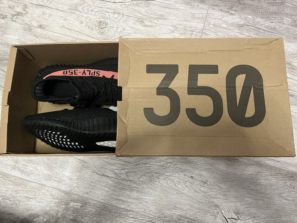 YEEZY BOOST 350 V2 Core Black Red