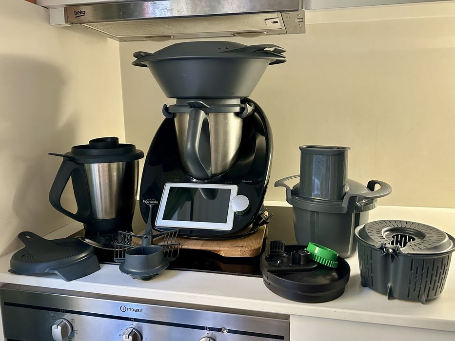 Bimby TM6 preta com segundo copo