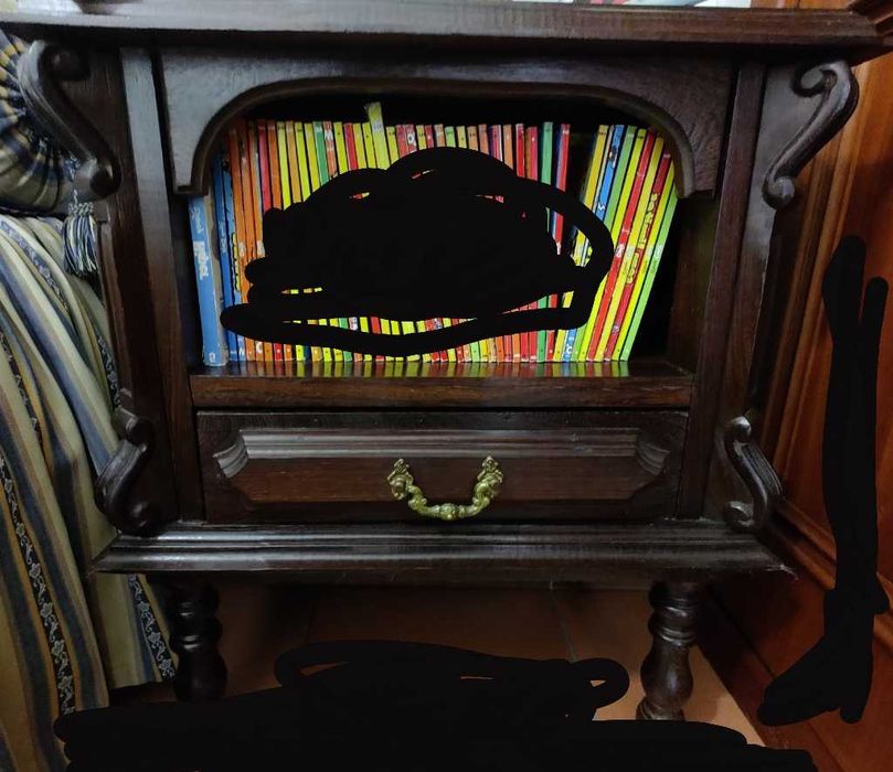 Cama com  mesa cabeçeira e Comoda