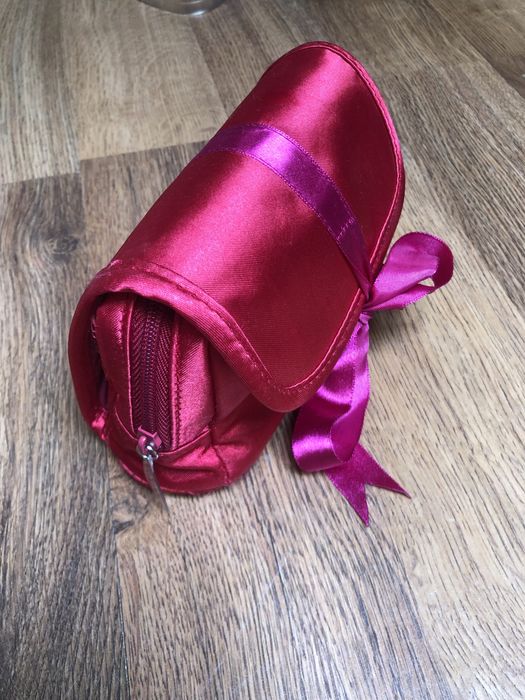 Dr Irena Eris logowana kosmetyczka czerwona amarantowa wstążka