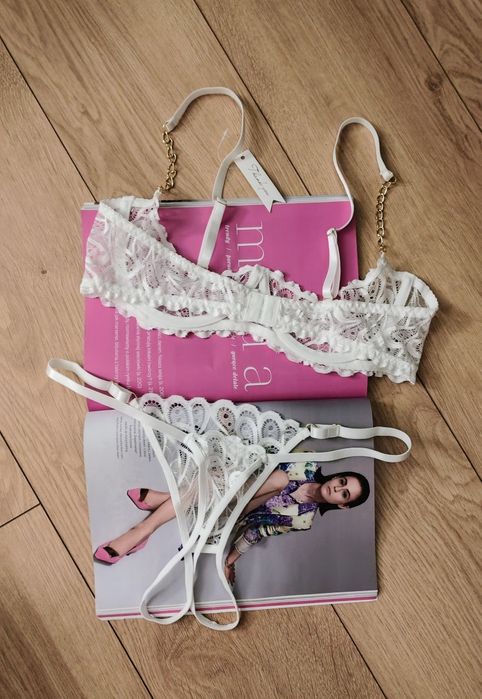 Biała koronkowa bielizna erotyczna komplet plus size otwarty krok