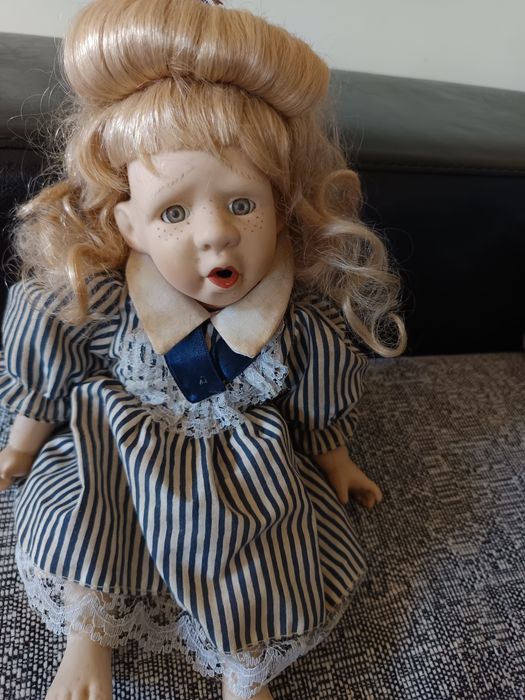 Duas bonecas em porcelana  vintage."gêmeas".