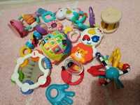 Vários brinquedos de bebé