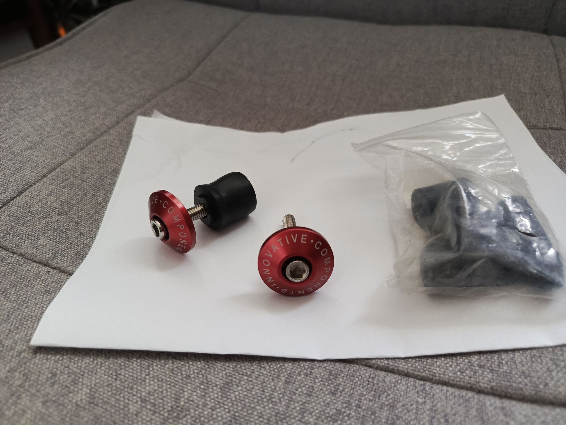 Aluminium/czerwony metalik-zatyczki na kierownicę/Grawel/szosa/MTB