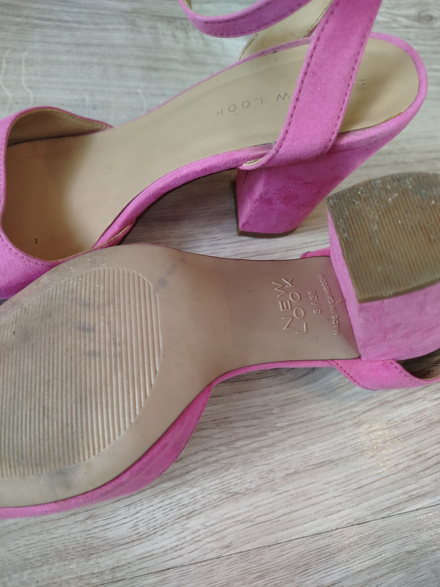 Damskie fuksjowe zamszowe buty na obcasie