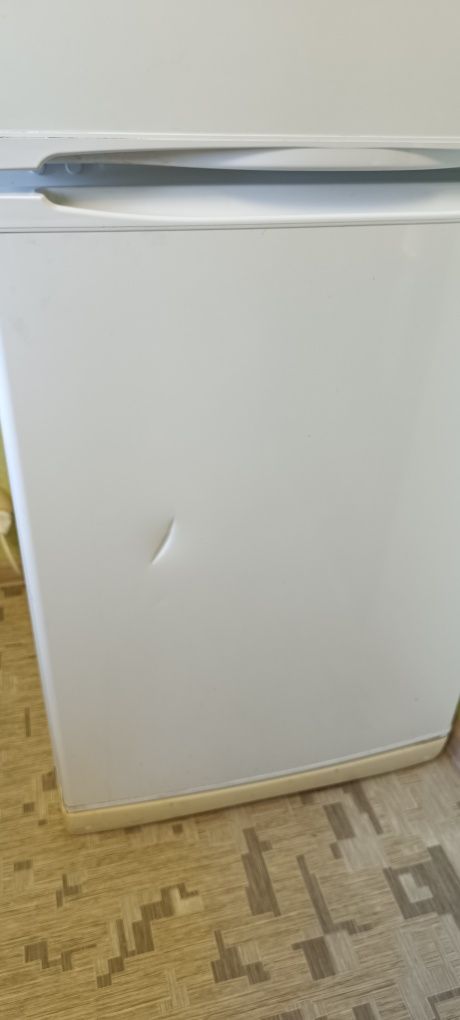 Продам холодильник Indesit.